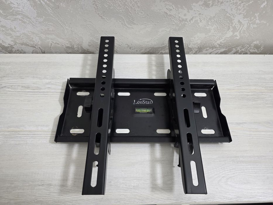 Телевизор Lg 32 и подставка для тюнера. Кранштейн.