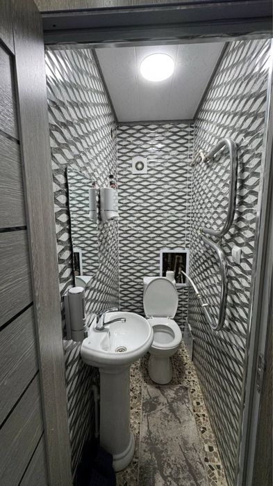 Продается квартира Чиланзар 8 кв 3в4/4/4 кирпич балкон 2/6