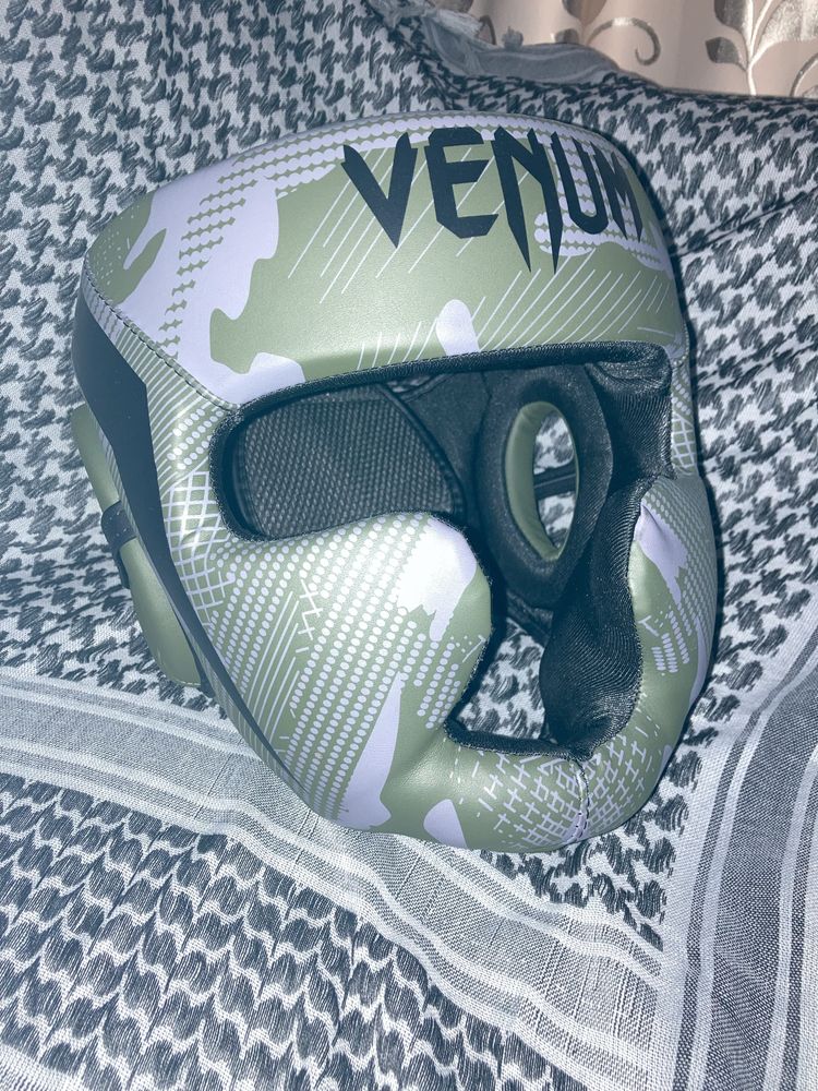 Шлем Venom.