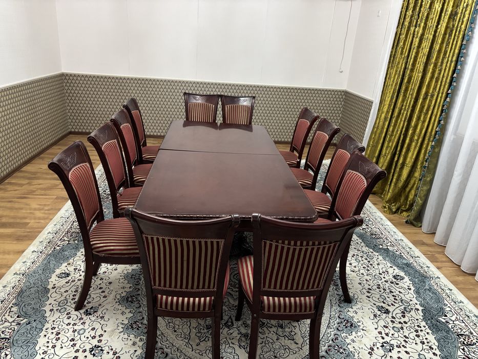 Стол, 13 шт.орындығымен сатылады. Жаксы жағдайда.