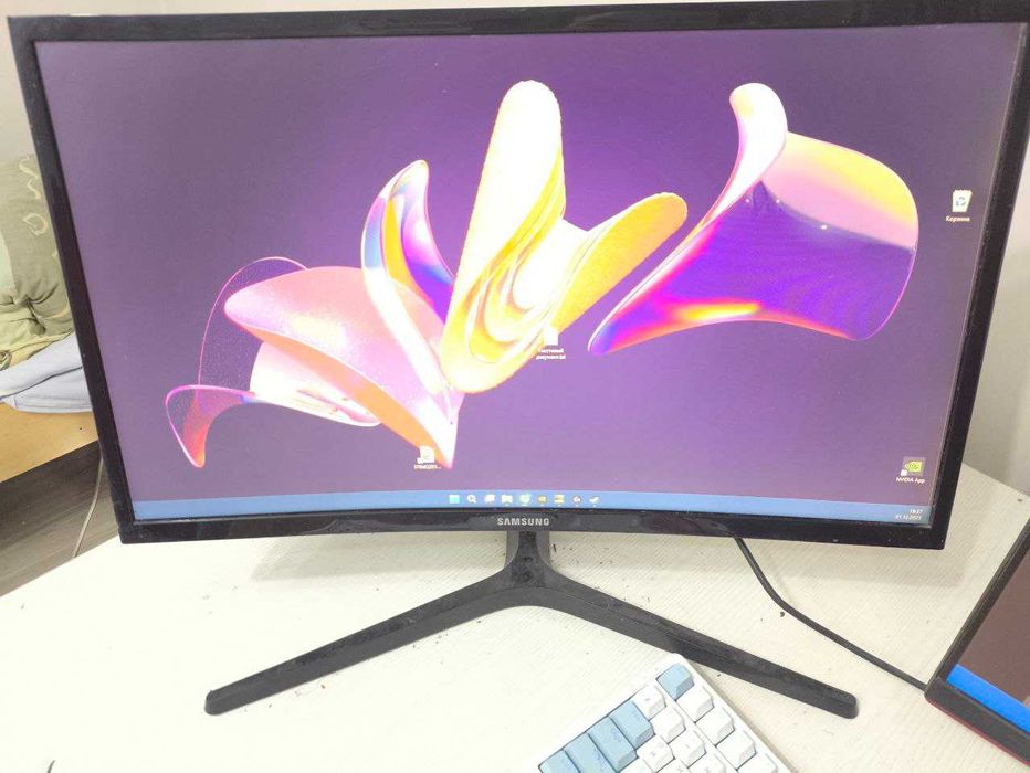 Монитор Samsung LC24RG50FQIXCI 144 герц изогнутый