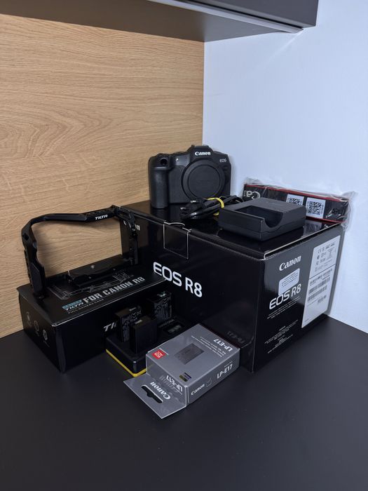 Canon r8 (pachet cu cage tilta si doua baterii originale extra)