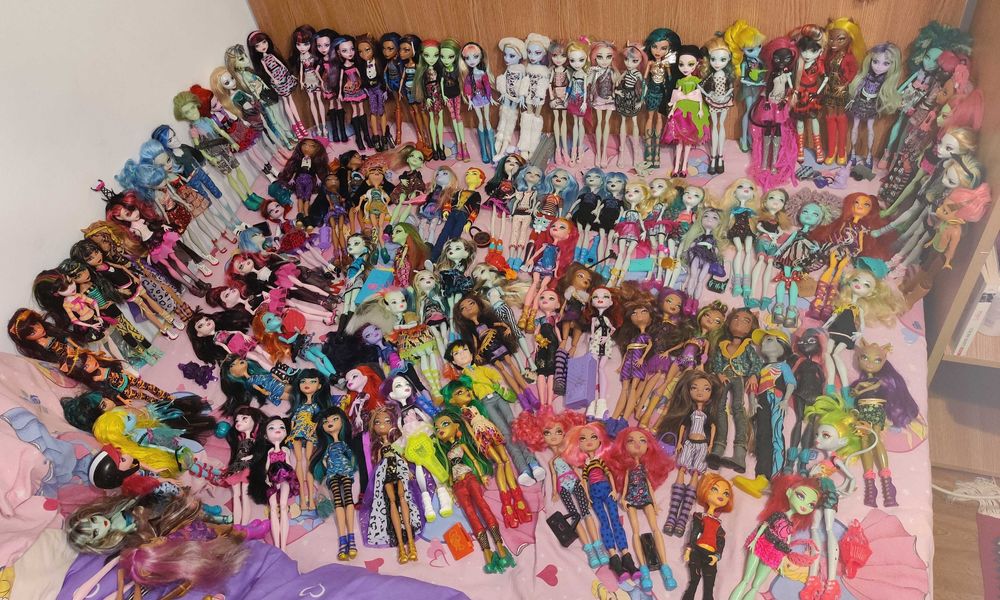 Monster high superbe prețuri diferite- descriere și Rainbow high cutie