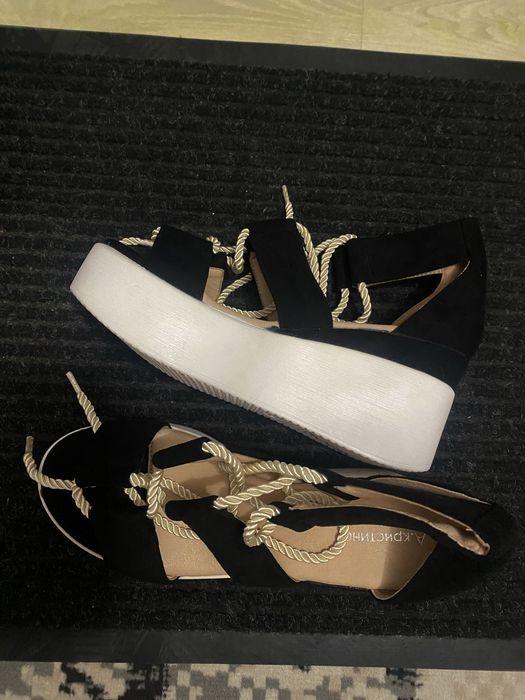 Босоножки новые 40р