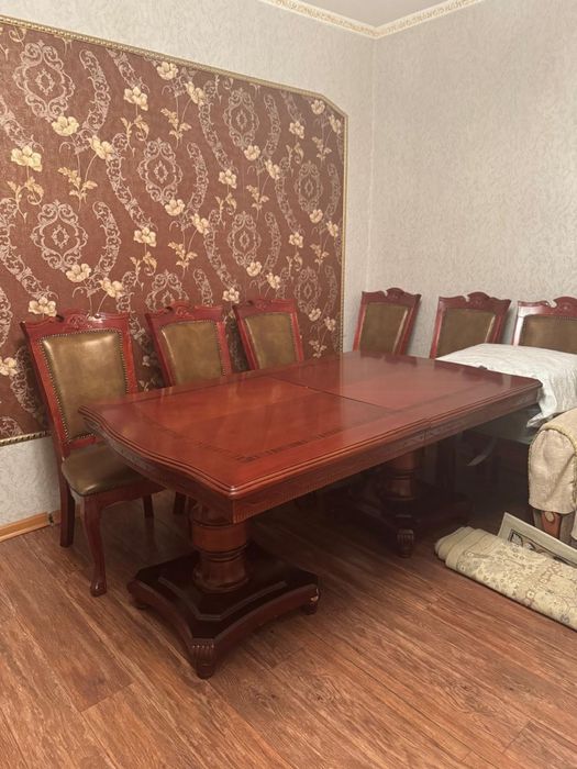 Продам стол и 8 стульев