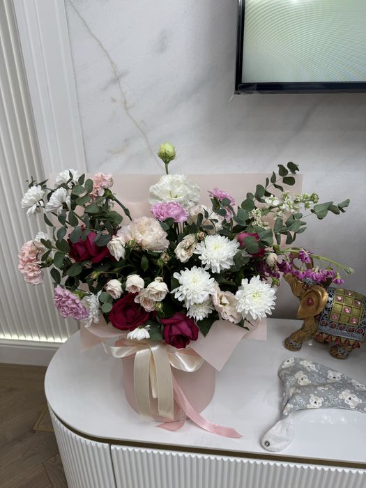 Букет цветов в коробке круглой формы