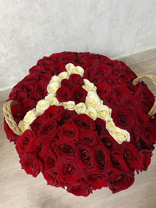 Свежие цветы 101 роза с первой буквой имени