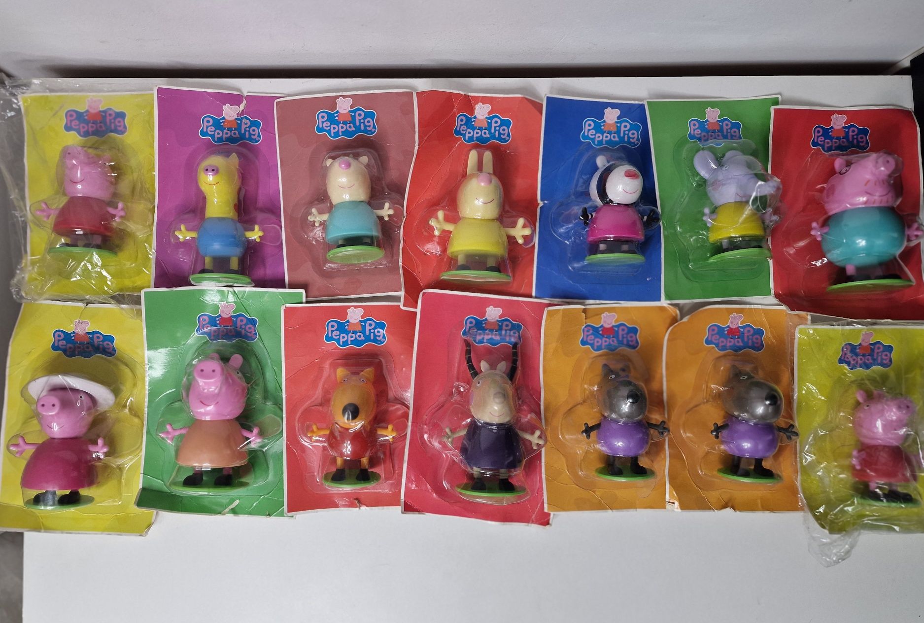 Figurine cu diferite personaje din Peppa Pig sigilate.