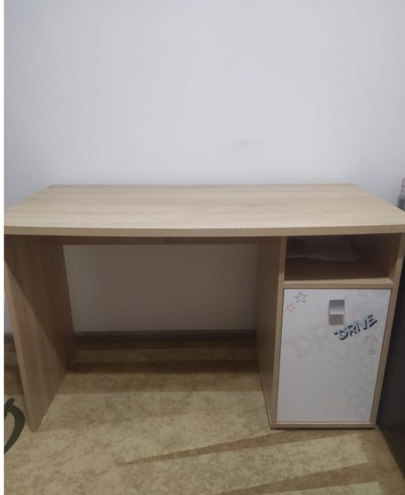 Письменный стол.