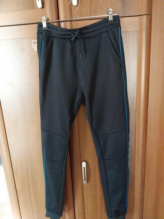 Vind pantaloni de trening pentru  băieți.