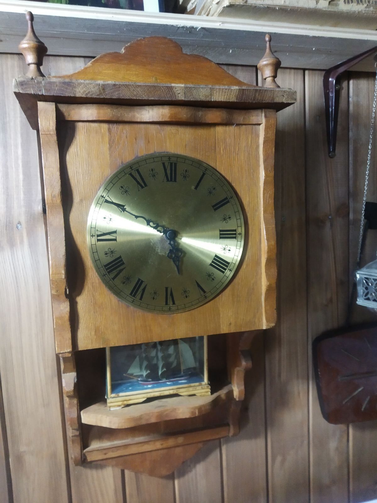 Стар Немски кварцов часовник.  Изключително точен с красива кутия