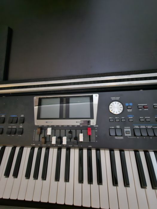 Roland BK 9 arata și funcționează foarte bine
