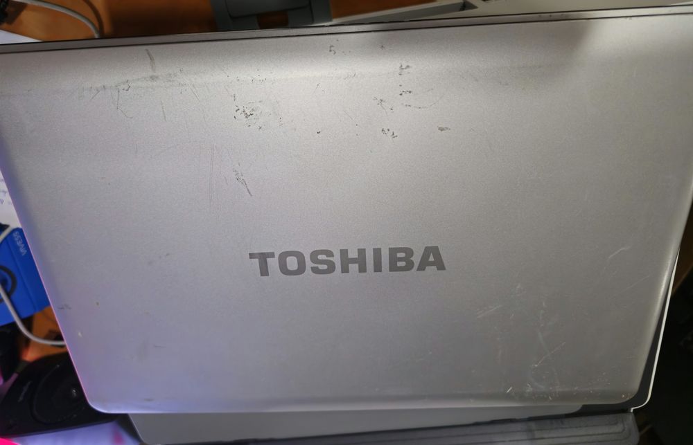 Vând laptop Acer, folosit de mine, în condiții bune de funcționare.