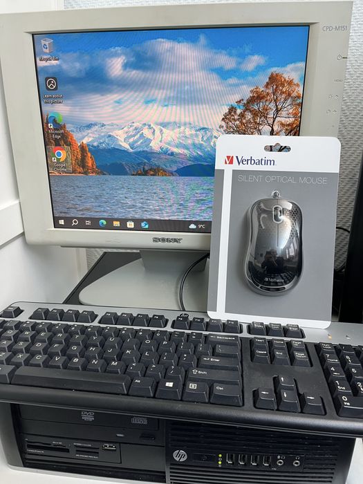 Настолен компютър HP Compaq с монитор, клавиатура и мишка