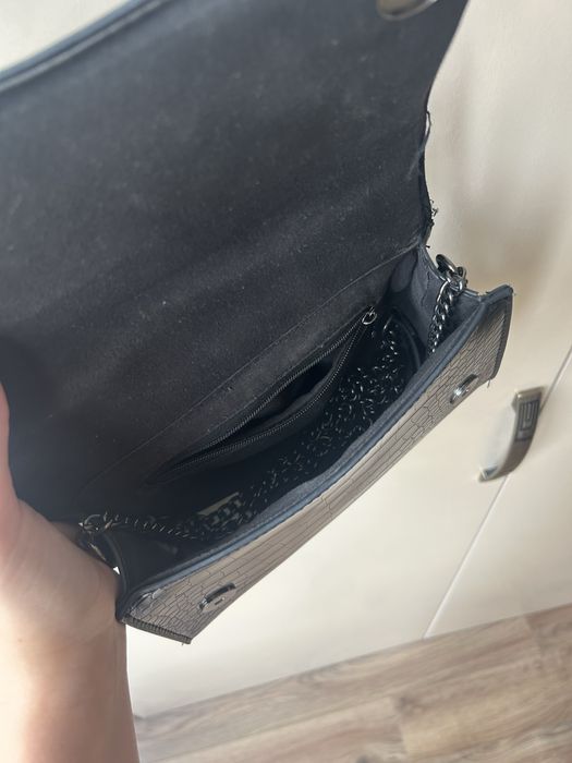 Черна лачена дамска чанта