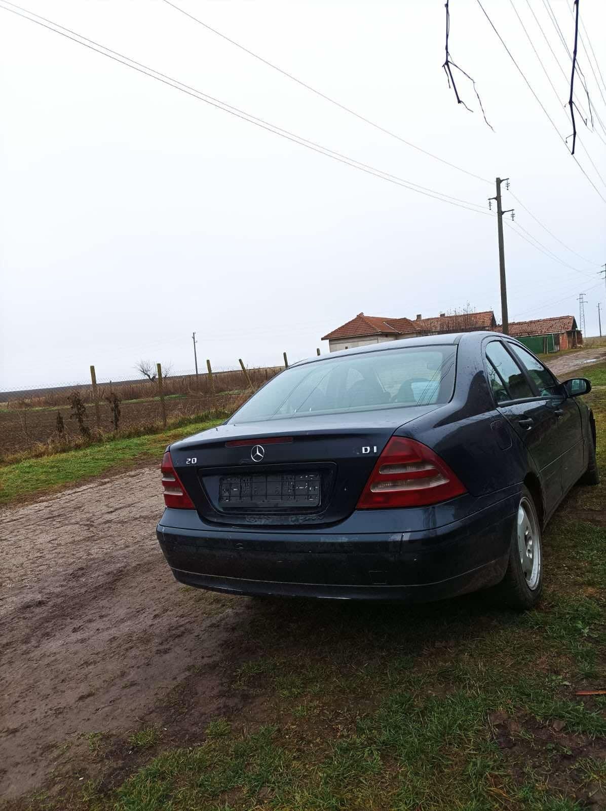 Продавам mercedes w203 на части 2,2 CDI