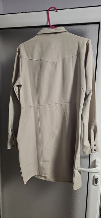 Бежева рокля с дълги ръкави