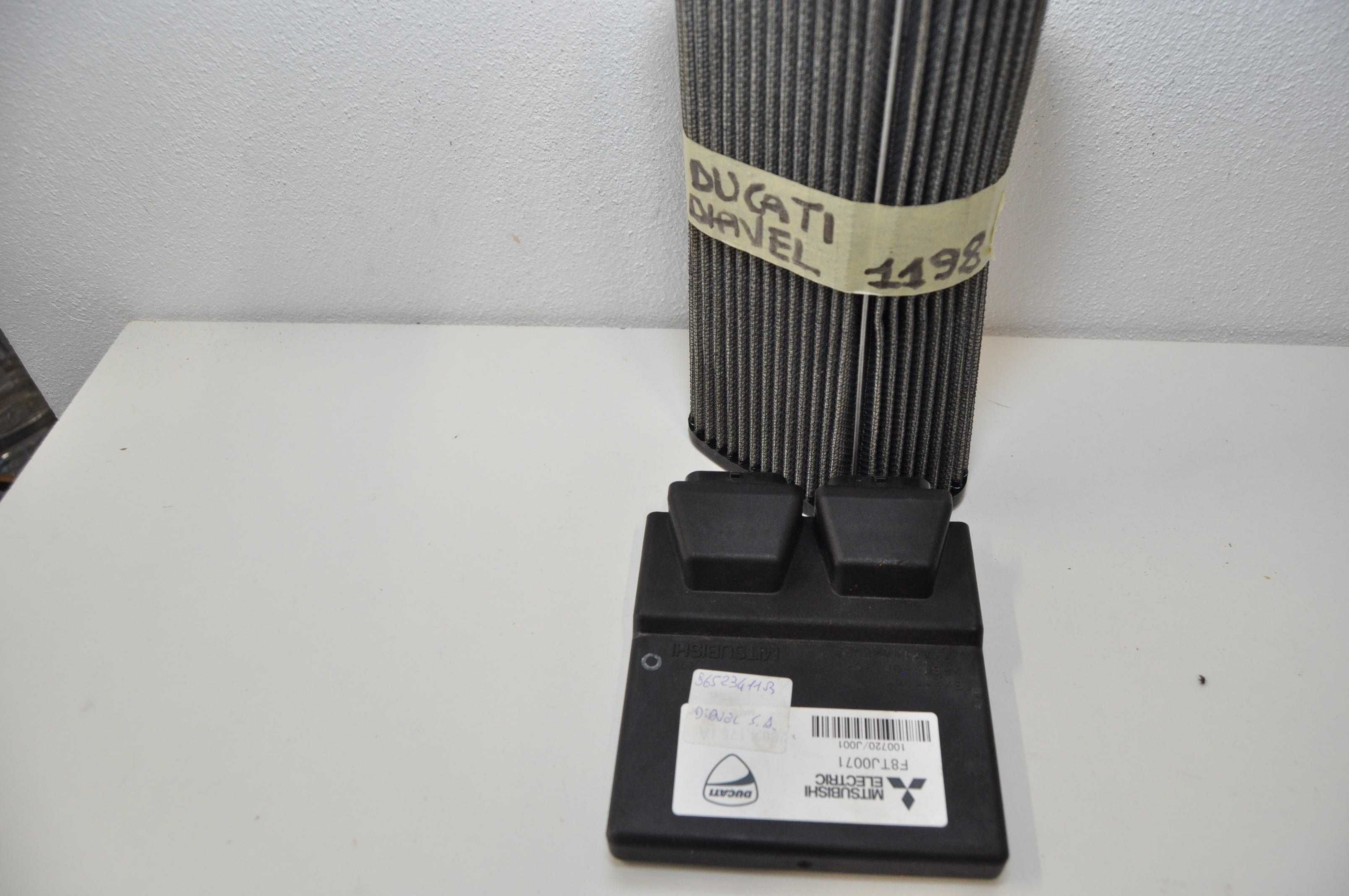 Ducati Diavel ecu filtru aer aripa carbon