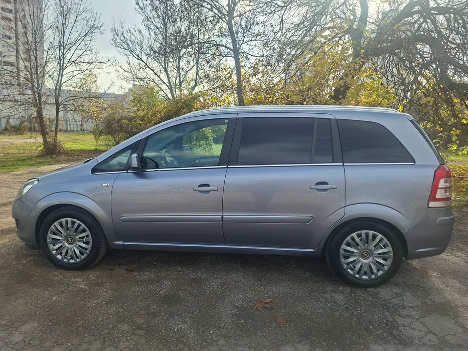 Продавам Опел Зафира 2010 година.