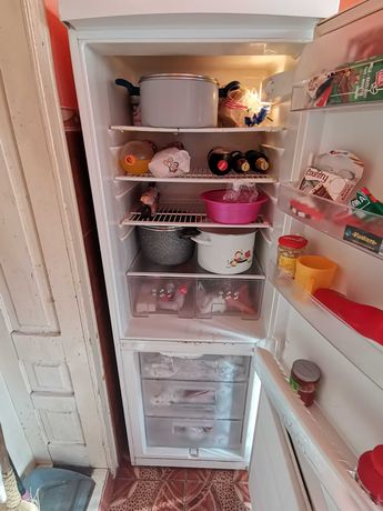 Vind frigider cu congelator zanussi în stare buna