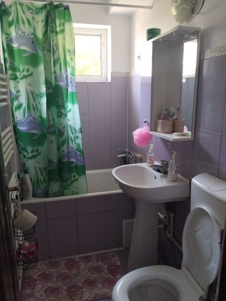 Închiriez apartament cu 3 camere