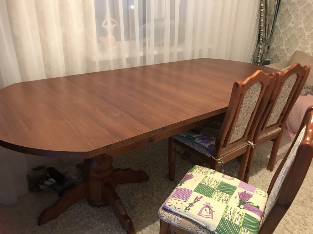 стол из дерева, для гостей
