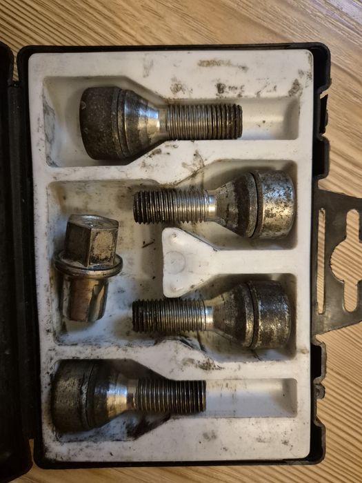 Секретни болтове