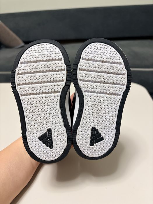 Обувки Адидас.