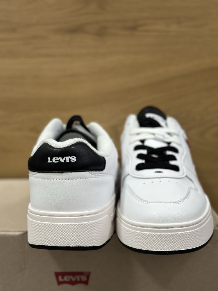 Обувки на Levi's