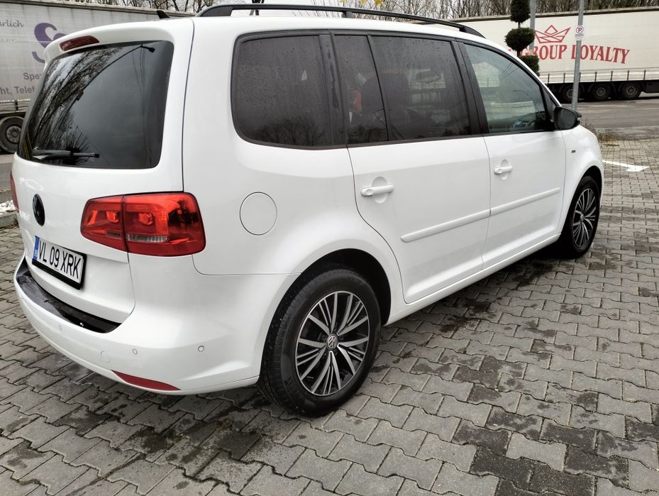 VW Touran 5 locuri 2 litri diesel automat 5 locuri..