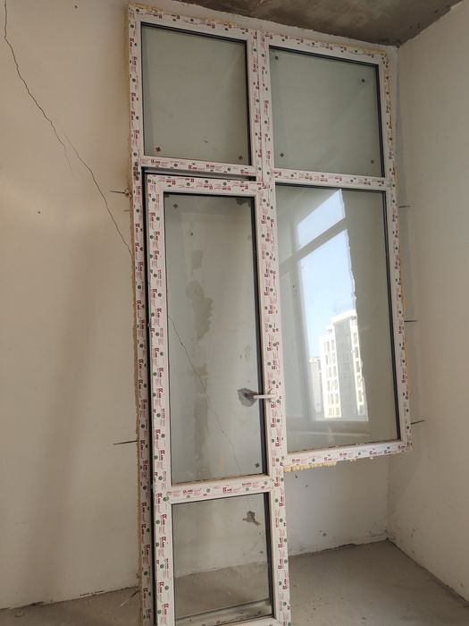 Продам пластиковое окно с дверью