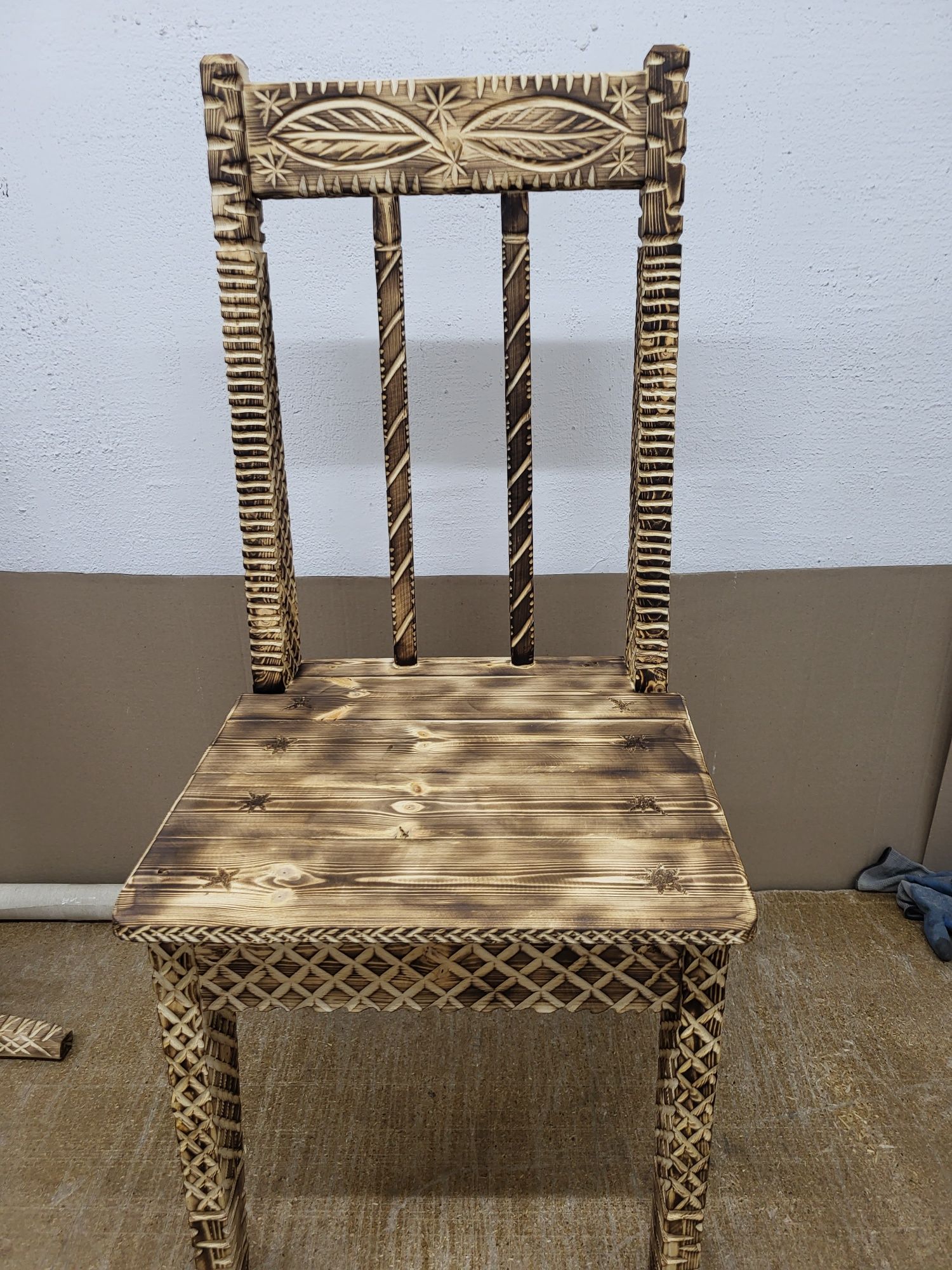 Деревянный стол с стульями в комплекте