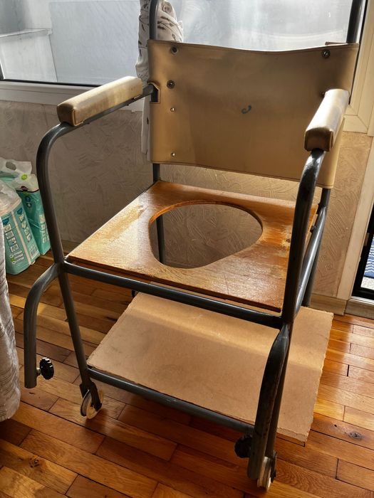 Инвалиден стол тоалетна