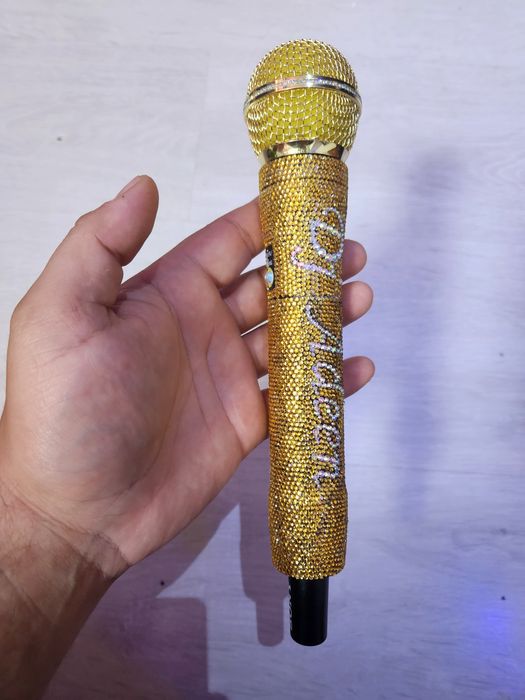 Personalizez microfoane si alte obiecte cu cristale