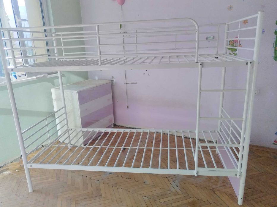 Двуетажно метално легло