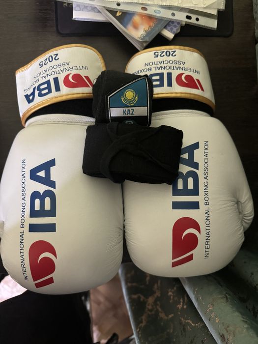 Перчатки и шлем IBA