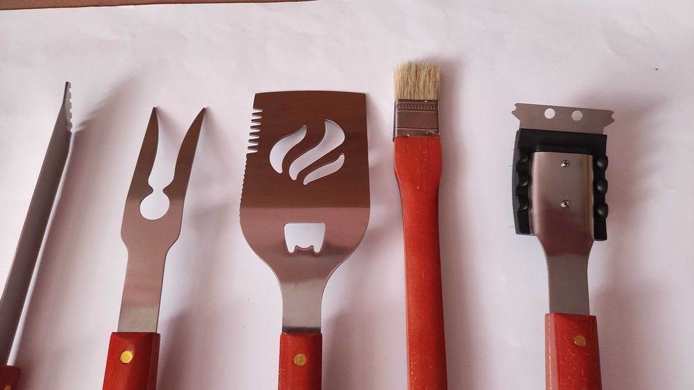 Комплект големи масивни кухненски прибори за готвене в дървен куфар