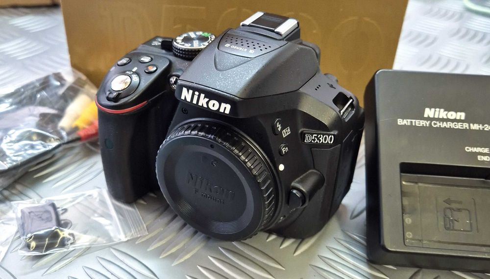Nikon D5300 с обектив 18-105mm WiFi GPS