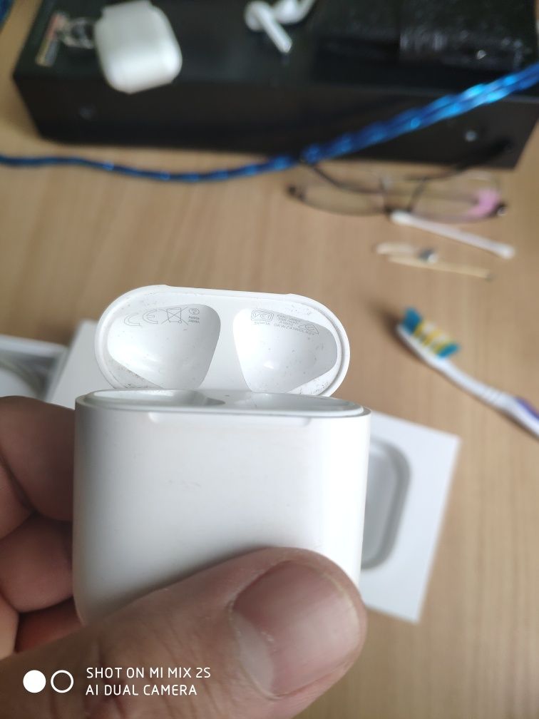 Продам оригинальные кейс от airpods 2