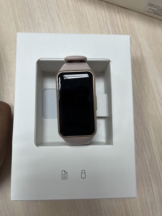 -на продаже смартчасы Huawei Band 6-