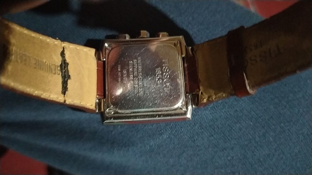 Часы наручные кварцевые