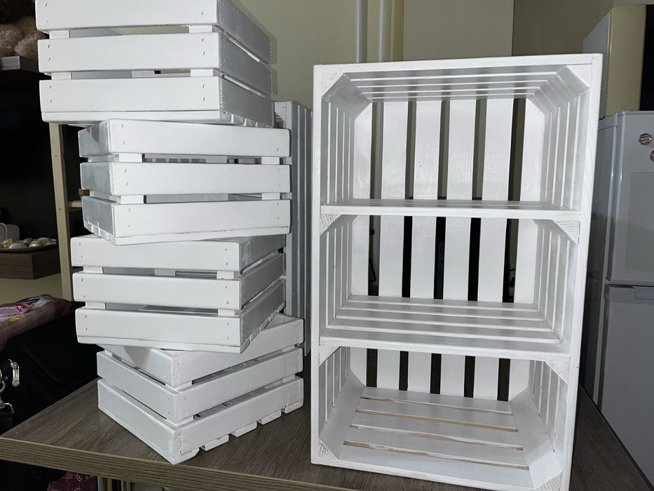 Vând rafturi din lemn versatile, finisate și vopsite manual