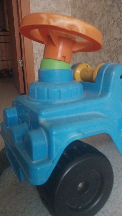Продам машинку детскую толокар