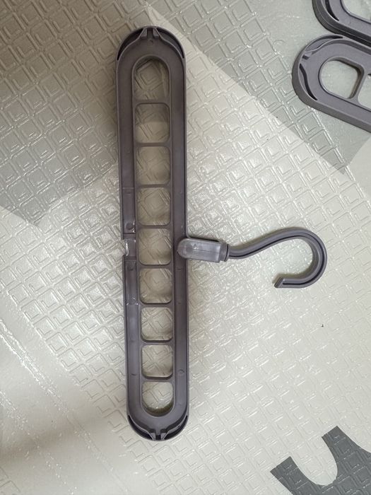 Пластмасова закачалка за дрехи