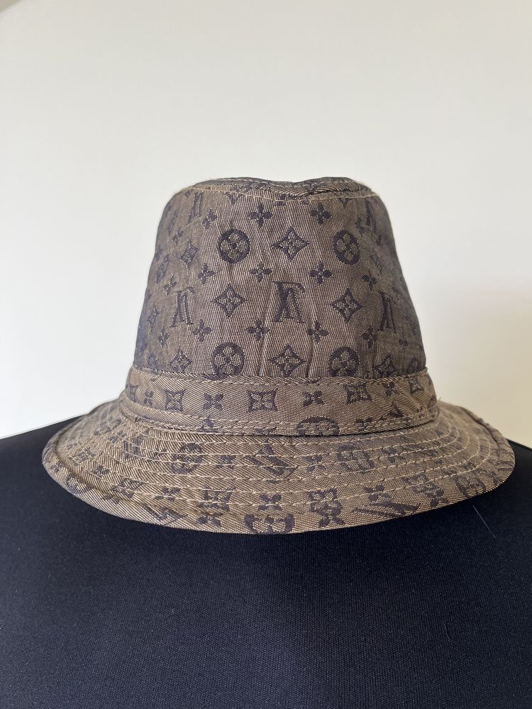Pălărie Louis Vuitton , impecabila