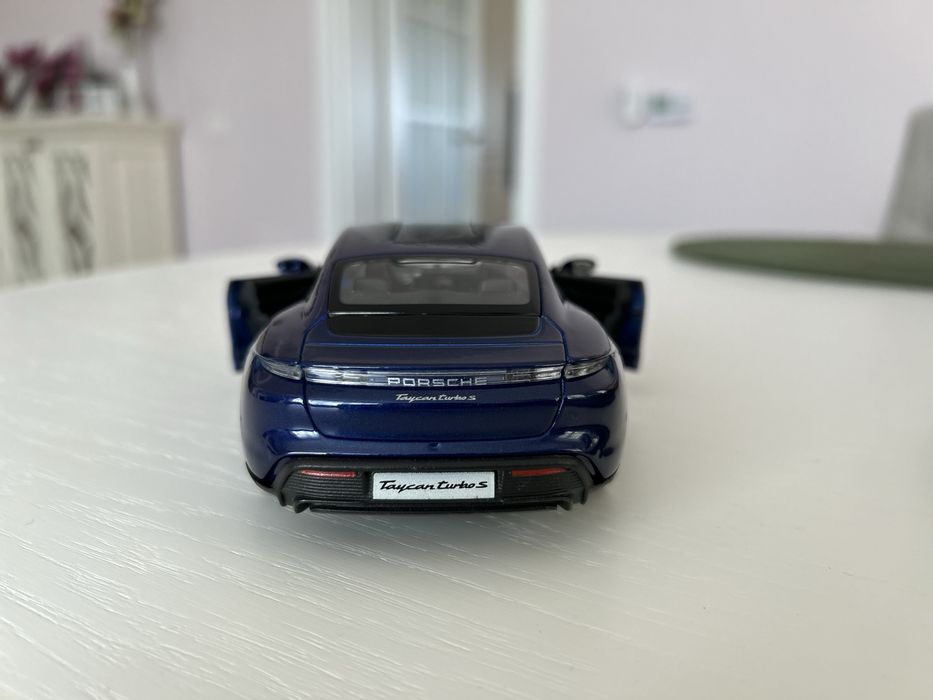 Bburago Macheta auto Porsche Taycan 1/24