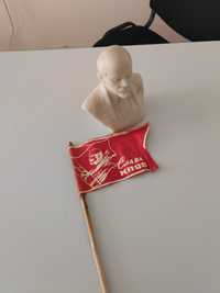 бюст Ленина и первомайский флажок