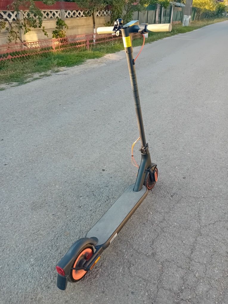 Vand trotineta electrica xiaomi 4 go  trotineta prinde 20km