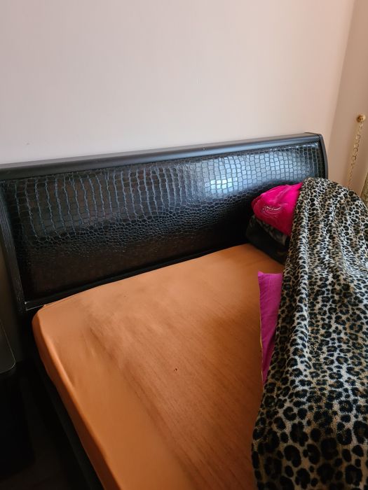 Спальый гарниур  ширина 1,60 с матрасам и комод  ширинна 1,10 см