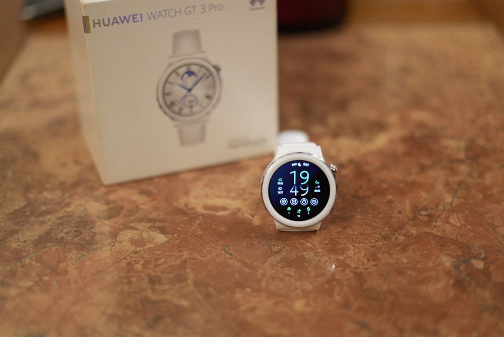 Huawei Watch GT3 Pro 43mm Ceramic White – ecran safir, stare excelentă